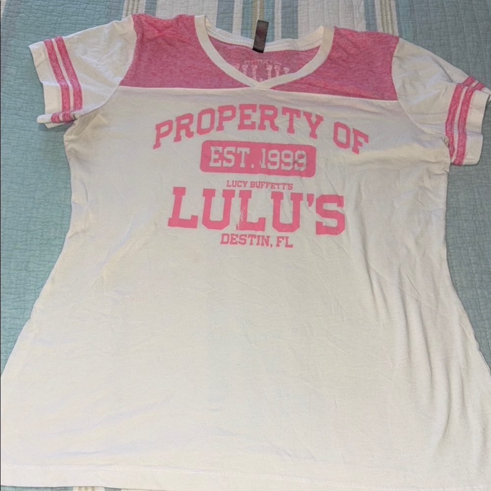 Lulu’s Pink and White Short Sleeve Tee- flaw Jimmy Buffett’ sister’s reastaueant